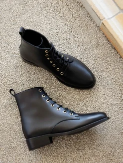 Femme Bobbies Doria